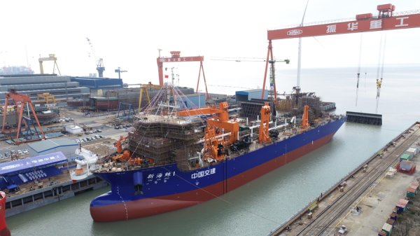 国内首艘分布式舱内泥泵设计特大型耙吸挖泥船顺利吉水