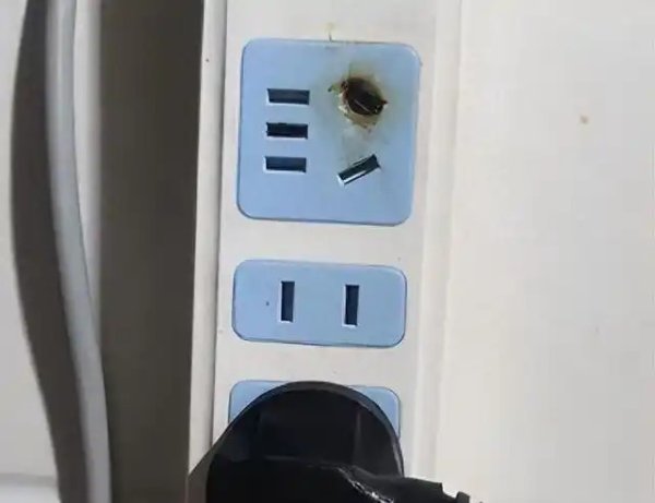 女子为排查酒店针孔摄像头，专门购买热成像仪，没想到在家救了自己一命！测出电源线温度飙升至80℃，要是没及时发现，后果不堪设想